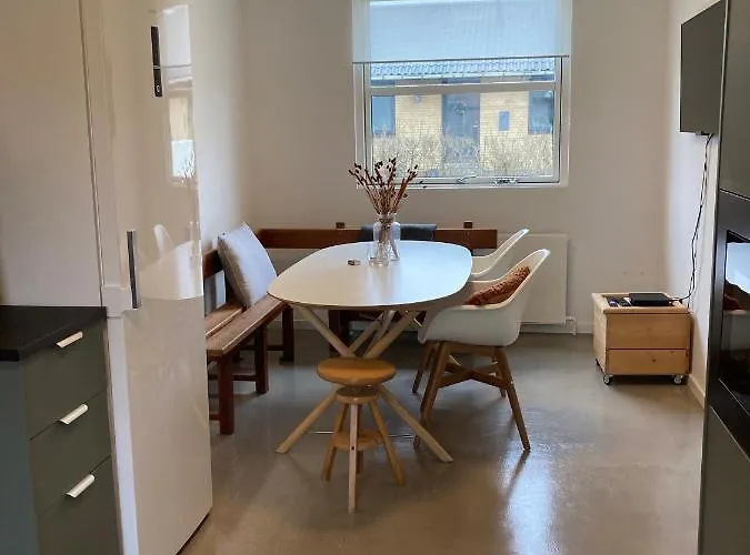 Med Private Vaerelser Delt Badevaerelse/kokken, Sj. *